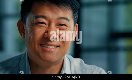 Felice sorridente giapponese coreano fiducioso 40s uomo di successo businessman operaio agente specialista businessperson banchiere leadership rappresentante gioioso Foto Stock