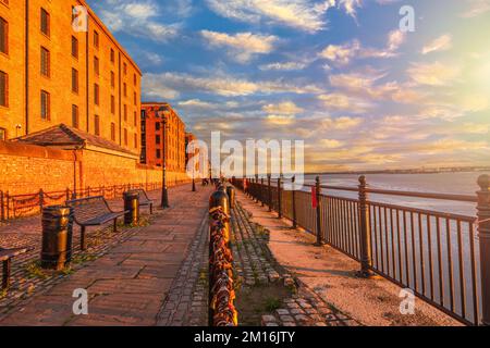 Passerella tra il Royal Albert Dock e il lungomare di Liverpool, Regno Unito, durante il tramonto Foto Stock