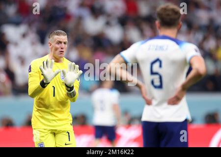 Al Khor, Qatar. 10th Dec, 2022. Jordan Pickford (L), portiere dell'Inghilterra, si è impersonato durante la Quarterfinale tra Inghilterra e Francia alla Coppa del mondo FIFA 2022 allo stadio al Bayt di al Khor, Qatar, 10 dicembre 2022. Credit: Li Ming/Xinhua/Alamy Live News Foto Stock