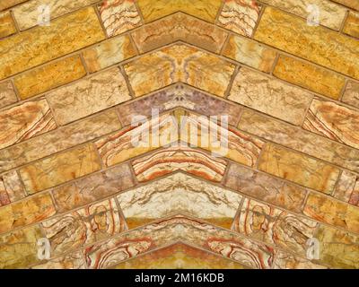 Robusto muro in pietra con taglio giallo e beige, ideale per sfondi, senza cuciture allineate Foto Stock