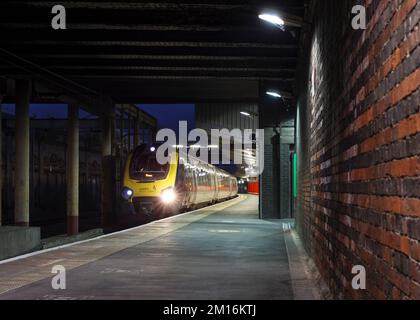 Avanti West Coast classe 221 diesel voyager treno 221118 in attesa alla stazione ferroviaria Crewe piattaforma 12 in una notte buia Foto Stock