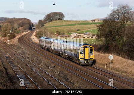 Un treno passeggeri Sprinter lascia la linea ferroviaria Settle-Carlisle allo svincolo Settle e si dirige verso Leeds. Foto Stock