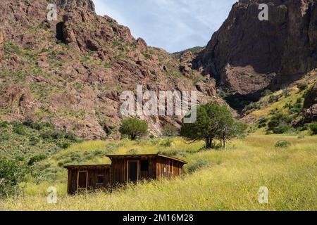 Fotografa dalla sosta in carrozza per il Dripping Springs Sanatorium presso l'Organ Mountains-Desert Peaks National Monument in una splendida giornata autunnale. Foto Stock