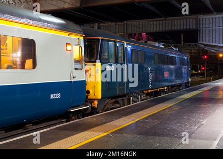 Ferrovia della Costa Occidentale classe 86 locomotiva elettrica 86401 alla stazione ferroviaria di preston con un treno aggiuntivo per HM Queen sdraiato nello stato Foto Stock