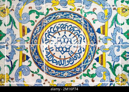 Piastrelle Iznik artigianali con calligrafia araba a Palazzo Topkapi, Istanbul, Turchia. Foto Stock