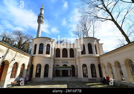 La Moschea Kucuk Mecidiye è un luogo di culto storico del periodo ottomano situato nel quartiere Besiktaş di Istanbul. Foto Stock