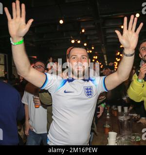 Londra, Regno Unito. 08th Dec, 2022. Le emozioni si scatenano mentre i tifosi guardano la partita di calcio dei quarti di Inghilterra vs Francia al 4TheFans Fan Park, Dalston RoofPark, nella zona est di Londra. Credit: Imageplotter/Alamy Live News Foto Stock