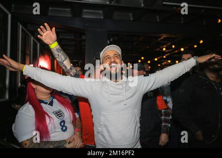 Londra, Regno Unito. 08th Dec, 2022. Le emozioni si scatenano mentre i tifosi guardano la partita di calcio dei quarti di Inghilterra vs Francia al 4TheFans Fan Park, Dalston RoofPark, nella zona est di Londra. Credit: Imageplotter/Alamy Live News Foto Stock