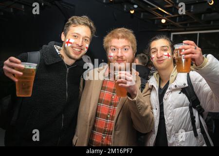 Londra, Regno Unito. 08th Dec, 2022. Le emozioni si scatenano mentre i tifosi guardano la partita di calcio dei quarti di Inghilterra vs Francia al 4TheFans Fan Park, Dalston RoofPark, nella zona est di Londra. Credit: Imageplotter/Alamy Live News Foto Stock