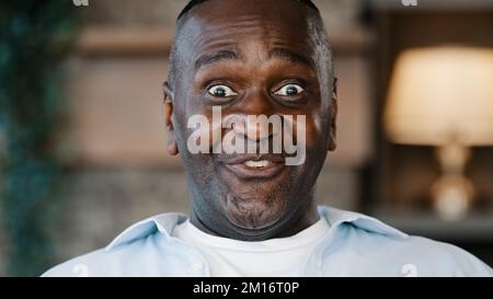 Primo piano sorpreso maschio ritratto stupito faccia americano africano adulto uomo 60s senior business man nonno in piedi a casa sentire shock dire wow delizia Foto Stock