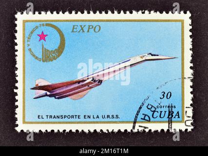 Francobollo annullato stampato da Cuba, che mostra Tupolev supersonic jet, circa 1988. Foto Stock