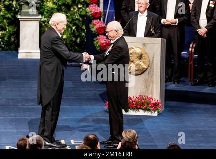 Stoccolma, Svezia. 10th Dec, 2022. Il Dr. John F. Clauser riceve il Premio Nobel 2022 in fisica dal Re Carl Gustaf durante la cerimonia di premiazione del Premio Nobel presso la Sala Concerti di Stoccolma, Svezia, sabato 10 dicembre 2022. Foto: Christine Olsson / TT / kod 10430 Credit: TT News Agency/Alamy Live News Foto Stock