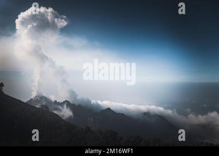 Il Santiaguito visto dal pendio del vulcano di Santa Maria Foto Stock