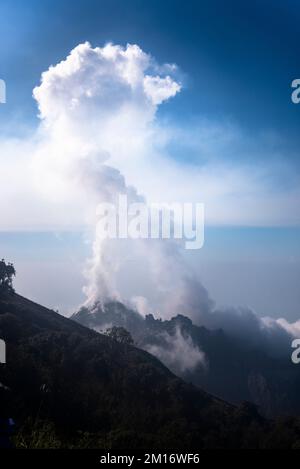 Nuvola di fumo che emana dalla cima del Santiaguito Foto Stock