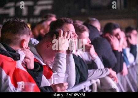 The Mill, Digbeth, Birmingham, 10 dicembre 2022 - i tifosi inglesi reagiscono al 4TheFans fan Park di Birmingham dopo che la Francia ha segnato il loro secondo gol contro l'Inghilterra nella Coppa del mondo FIFA 2022. Credito: Interrompi stampa Media/Alamy Live News Foto Stock