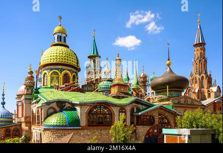 Tutte le religioni tempio in Kazan, Tatarstan, Russia. È il punto di riferimento di Kazan. Panorama di bellissimo complesso colorato di chiese, moschee e altro luogo Foto Stock