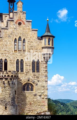Primo piano del castello di Lichtenstein, Germania, Europa. Vista verticale di vecchia casa in pietra su sfondo cielo. Antico castello tedesco in stile medievale, punto di riferimento o Foto Stock