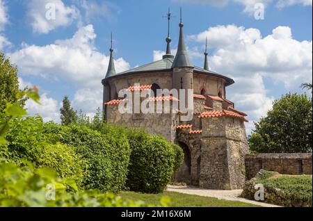 Giardino del castello di Lichtenstein, Germania, Europa. Questo luogo è il punto di riferimento di Schwarzwald. Vista panoramica delle piante verdi, del cielo e della torre in stile medievale Foto Stock