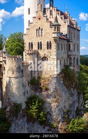 Castello di Lichtenstein in montagna, Germania, Europa. E' un punto di riferimento di Schwarzwald. Vista verticale del castello tedesco sulla scogliera in estate. Scenario del vecchio vin Foto Stock