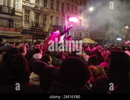 Bruxelles, Belgio. 10th Dec, 2022. L'immagine mostra i tifosi marocchini che celebrano la loro vittoria al centro di Bruxelles, dopo aver vinto la quarta finale tra Marocco e Portogallo, alla Coppa del mondo FIFA 2022, sabato 10 dicembre 2022. BELGA FOTO ANTONY GEVAERT Credit: Agenzia Notizie Belga/Alamy Live News Foto Stock