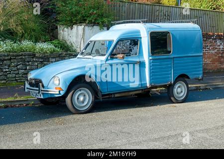 Warminster, Wiltshire, Regno Unito - Ottobre 5 2021: Un 1979 Citroen Acadiane ( JAJ 247V) parcheggiato a Warminster, Wiltshire, Inghilterra, Regno Unito Foto Stock