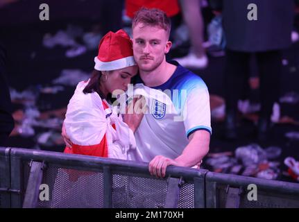 Una coppia reagisce alla sconfitta dell'Inghilterra durante la proiezione della partita di quarti di finale della Coppa del mondo FIFA tra Inghilterra e Francia al BOXPARK Wembley. Data immagine: Sabato 10 dicembre 2022.. Credit: Isabel Infantes/Alamy Live News Foto Stock