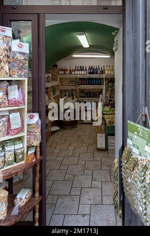 OSTUNI, ITALIA - 18 OTTOBRE 2022: Vista sulla pasta secca fuori dal negozio di specialità gastronomiche del centro storico Foto Stock