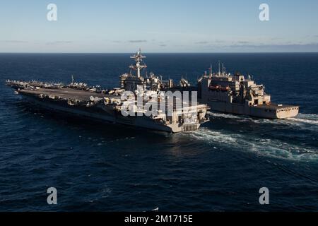 221205-N-DF558-1297 OCEANO PACIFICO (5 dicembre 2022) la portaerei di classe Nimitz USS Abraham Lincoln (CVN 72) si avvicina alla nave da carico/munizioni secca USNS Richard E. Byrd (T-AKE 4). Abraham Lincoln sta attualmente conducendo operazioni di routine nella flotta degli Stati Uniti 3rd. (STATI UNITI Foto Navy di Mass Communication Specialist 3rd Class Aleksandr Freutel) Foto Stock