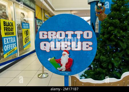 Trowbridge, Wiltshire, Regno Unito - Novembre 25 2017: A Santa's Grotto Queue Sign in the Shires Shopping Centre at Trowbridge, Wiltshire, England, UK Foto Stock