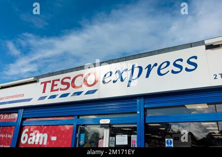 Warminster, Wiltshire, Regno Unito - Ottobre 5 2021: Il supermercato Tesco Express a Thornhill Road a Warminster, Wiltshire, Inghilterra, Regno Unito Foto Stock