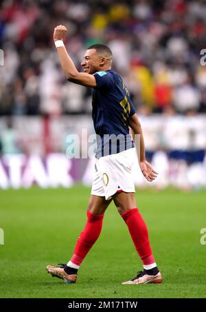 Il francese Kylian Mbappe festeggia al termine della partita durante la partita di Quarter-Final della Coppa del mondo FIFA presso lo stadio al Bayt di al Khor, Qatar. Data immagine: Sabato 10 dicembre 2022. Foto Stock