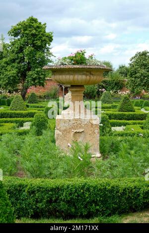 Estate Ritratto vista del giardino urna in Parterre il giardino murato Helmingham Hall e giardini Suffolk Foto Stock