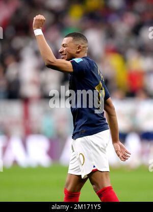 Il francese Kylian Mbappe festeggia al termine della partita durante la partita di Quarter-Final della Coppa del mondo FIFA presso lo stadio al Bayt di al Khor, Qatar. Data immagine: Sabato 10 dicembre 2022. Foto Stock