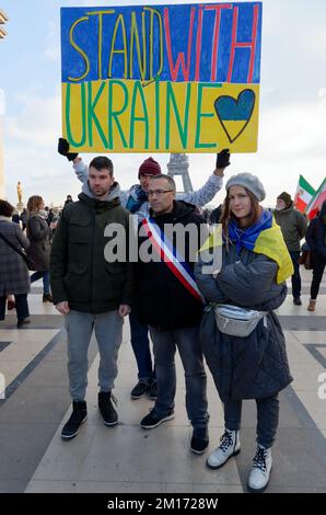 L'Unione degli ucraini in Francia ha riunito per questa marcia sindacati di sostegno e partiti politici con personalità: Y.Jadot, F.Béchieau Foto Stock