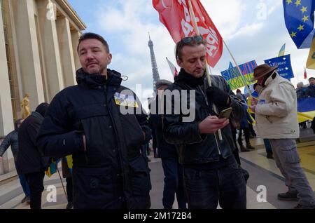 L'Unione degli ucraini in Francia ha riunito per questa marcia sindacati di sostegno e partiti politici con personalità: Y.Jadot, F.Béchieau Foto Stock