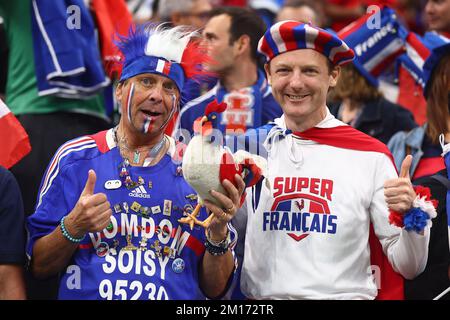 Al Khor, Qatar. 10th Dec, 2022. I tifosi francesi sostengono la loro squadra durante la partita di Quarter-Final della Coppa del mondo FIFA 2022 presso lo stadio al Bayt di al Khor, Qatar, il 10 dicembre 2022. Foto di Chris Brunskill/UPI Credit: UPI/Alamy Live News Foto Stock