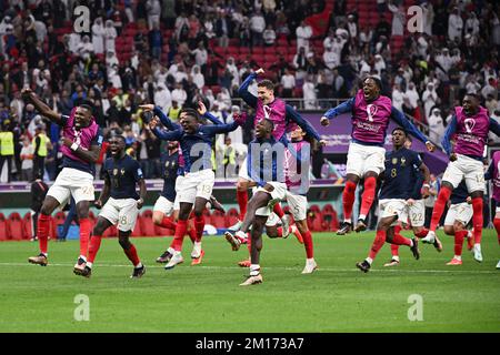 Al Khor, Qatar. 10th Dec, 2022. I giocatori di Francia festeggiano dopo aver vinto la Quarterfinale tra Inghilterra e Francia alla Coppa del mondo FIFA 2022 allo stadio al Bayt di al Khor, Qatar, il 10 dicembre 2022. Credit: Li GA/Xinhua/Alamy Live News Foto Stock