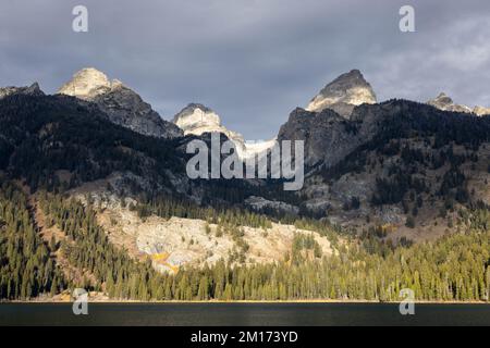 Il Grand Teton e le cime circostanti che si innalzano sopra il Lago Bradley. Grand Teton National Park, Wyoming Foto Stock