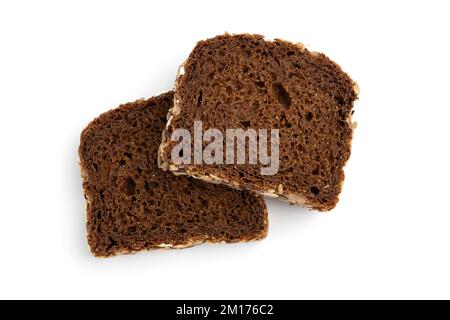 due fette di pane di segale su sfondo bianco, vista dall'alto, cottura fresca e deliziosa fatta in casa Foto Stock