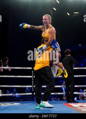 Ebanie Bridges festeggia la vittoria su Shannon o'Connell dopo il loro incontro IBF Bantamphight World Title alla prima Direct Arena di Leeds. Data immagine: Sabato 10 dicembre 2022. Foto Stock