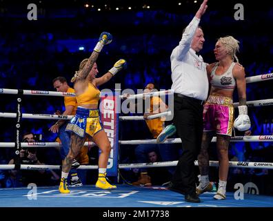 Ebanie Bridges (a sinistra) festeggia la vittoria su Shannon o'Connell dopo il bout IBF Bantamphight World Title alla prima Direct Arena di Leeds. Data immagine: Sabato 10 dicembre 2022. Foto Stock