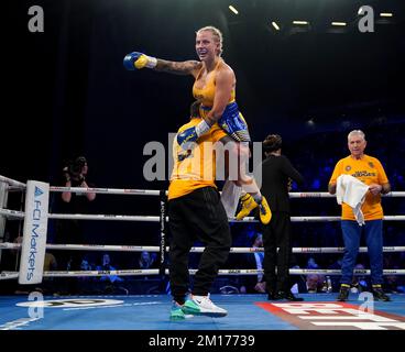 Ebanie Bridges festeggia la vittoria su Shannon o'Connell dopo il loro incontro IBF Bantamphight World Title alla prima Direct Arena di Leeds. Data immagine: Sabato 10 dicembre 2022. Foto Stock