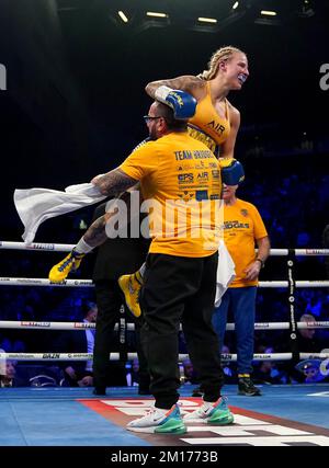 Ebanie Bridges festeggia la vittoria su Shannon o'Connell dopo il loro incontro IBF Bantamphight World Title alla prima Direct Arena di Leeds. Data immagine: Sabato 10 dicembre 2022. Foto Stock