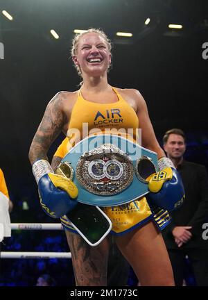 Ebanie Bridges festeggia la vittoria su Shannon o'Connell dopo il loro incontro IBF Bantamphight World Title alla prima Direct Arena di Leeds. Data immagine: Sabato 10 dicembre 2022. Foto Stock