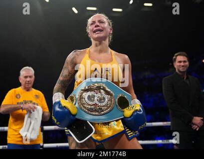 Ebanie Bridges festeggia la vittoria su Shannon o'Connell dopo il loro incontro IBF Bantamphight World Title alla prima Direct Arena di Leeds. Data immagine: Sabato 10 dicembre 2022. Foto Stock