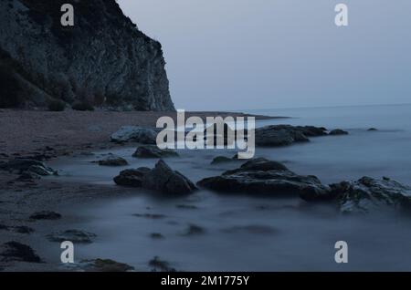 Una lunga esposizione di onde marine su un litorale roccioso a Byala, Bulgaria Foto Stock