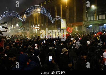 Bruxelles, Belgio. 10th Dec, 2022. I tifosi marocchini celebrano la loro vittoria al centro di Bruxelles, dopo aver vinto il quarto di finale tra Marocco e Portogallo, alla Coppa del mondo FIFA 2022. Belgio, 10 dicembre 2022. Credit: ALEXANDROS MICHAILIDIS/Alamy Live News Foto Stock