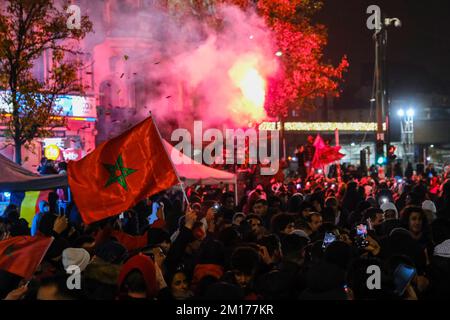 Bruxelles, Belgio. 10th Dec, 2022. I tifosi marocchini celebrano la loro vittoria al centro di Bruxelles, dopo aver vinto il quarto di finale tra Marocco e Portogallo, alla Coppa del mondo FIFA 2022. Belgio, 10 dicembre 2022. Credit: ALEXANDROS MICHAILIDIS/Alamy Live News Foto Stock