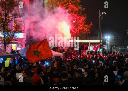 Bruxelles, Belgio. 10th Dec, 2022. I tifosi marocchini celebrano la loro vittoria al centro di Bruxelles, dopo aver vinto il quarto di finale tra Marocco e Portogallo, alla Coppa del mondo FIFA 2022. Belgio, 10 dicembre 2022. Credit: ALEXANDROS MICHAILIDIS/Alamy Live News Foto Stock