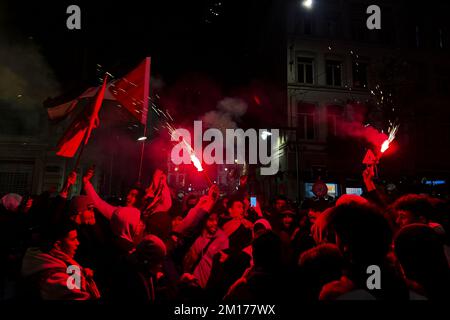 Bruxelles, Belgio. 10th Dec, 2022. I tifosi marocchini celebrano la loro vittoria al centro di Bruxelles, dopo aver vinto il quarto di finale tra Marocco e Portogallo, alla Coppa del mondo FIFA 2022. Belgio, 10 dicembre 2022. Credit: ALEXANDROS MICHAILIDIS/Alamy Live News Foto Stock